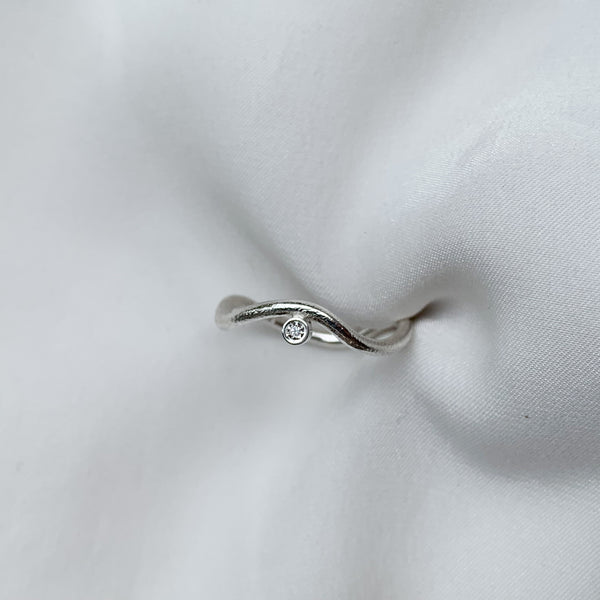 Curve ring small i sølv med en 0,02 ct champagne diamant