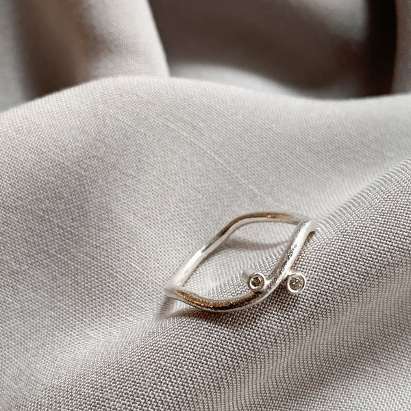 Curve ring small i sølv med to champagne diamanter
