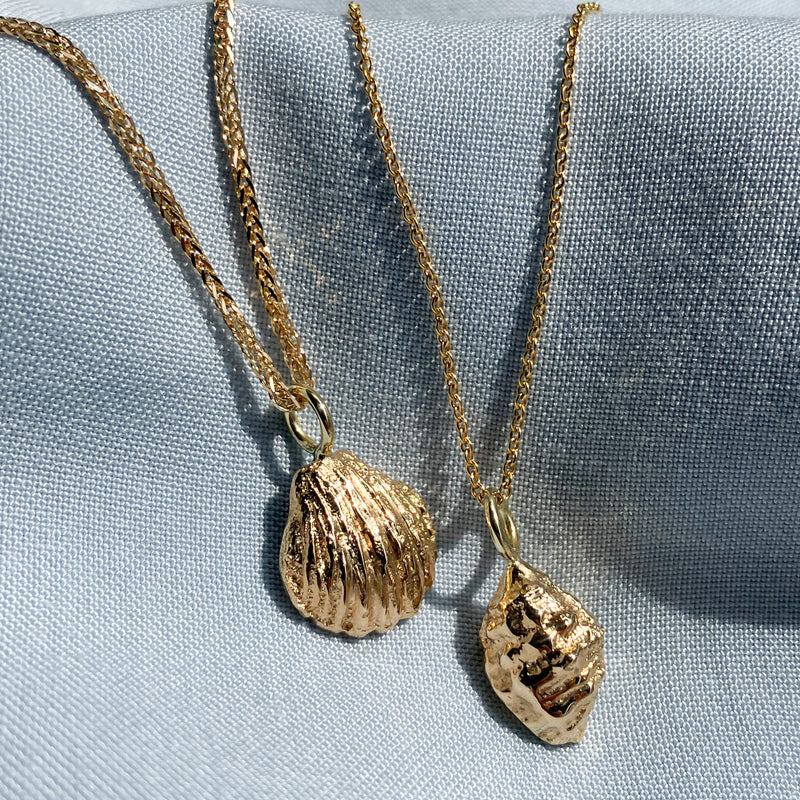 Kendwa konkylievedhæng i 14 karat guld