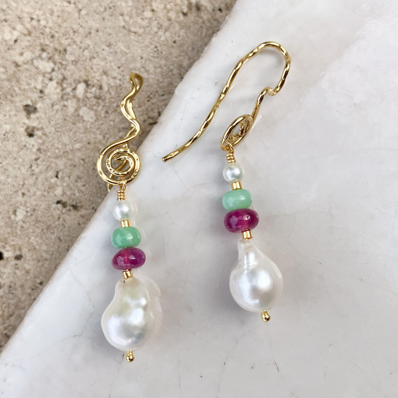 Spiralørebøjler i forgyldt sølv med perler, chrysopras og pink safir