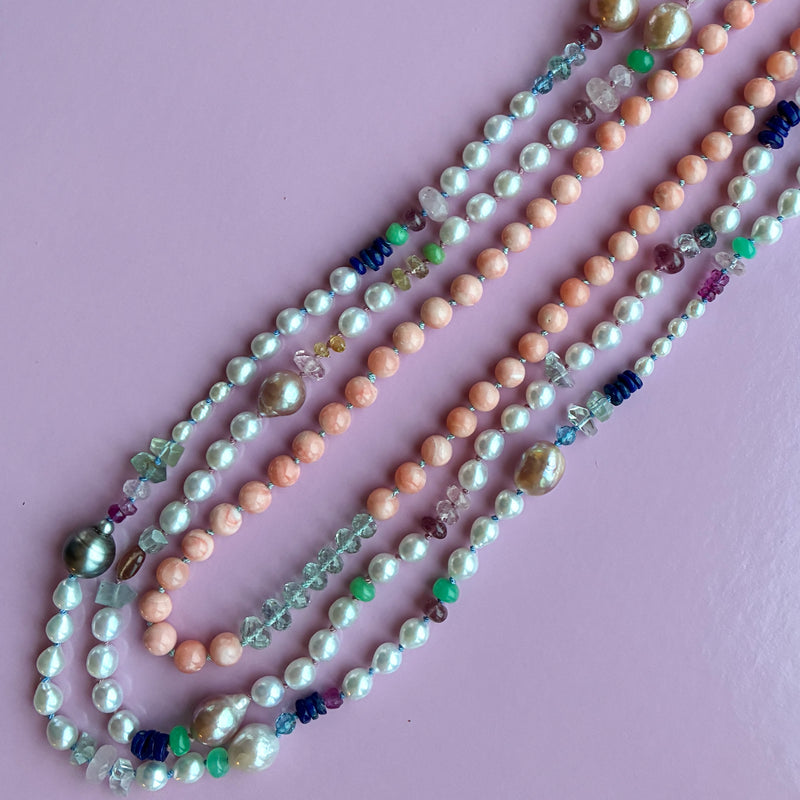 Colour Drop perlecollier med lås i 14 karat guld, ferskvandsperler, tahitiperle og farvede ædelstene