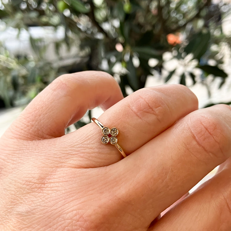 Asta ring i 14 karat guld med 0,12 ct champagnediamanter