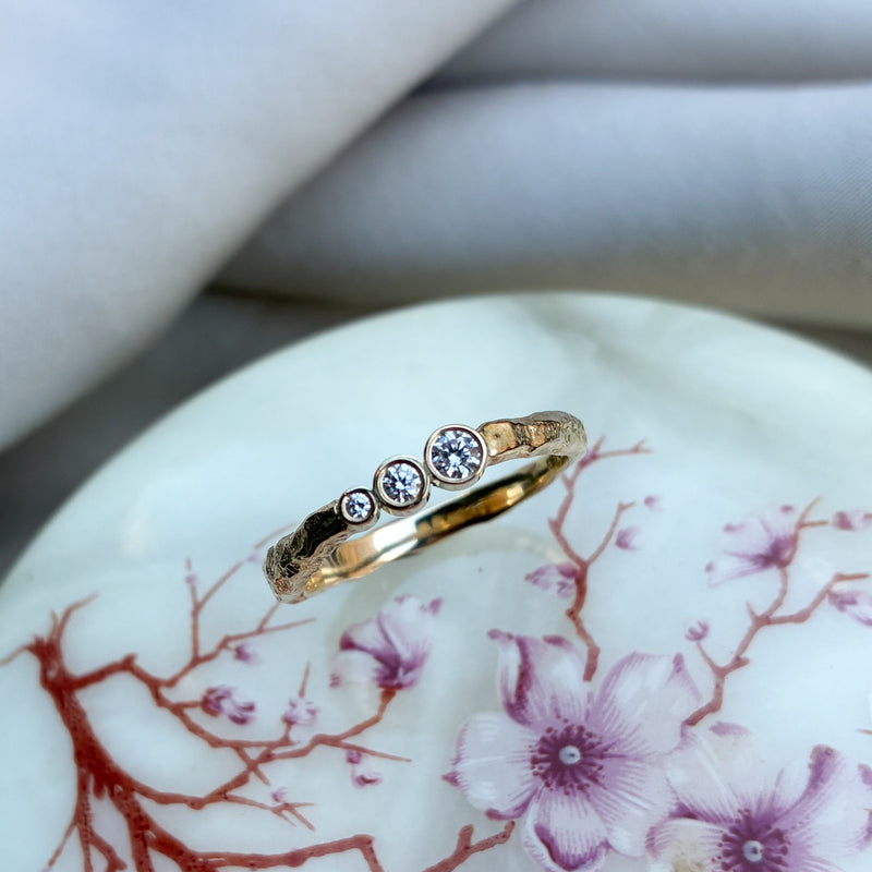 Merkur trestensring i 14 karat guld med 0,10 ct tw/vs diamanter