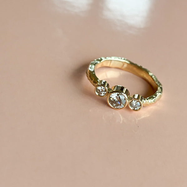 Merkur trestensring i 14 karat guld med 0,42 ct champagnefarvede diamanter