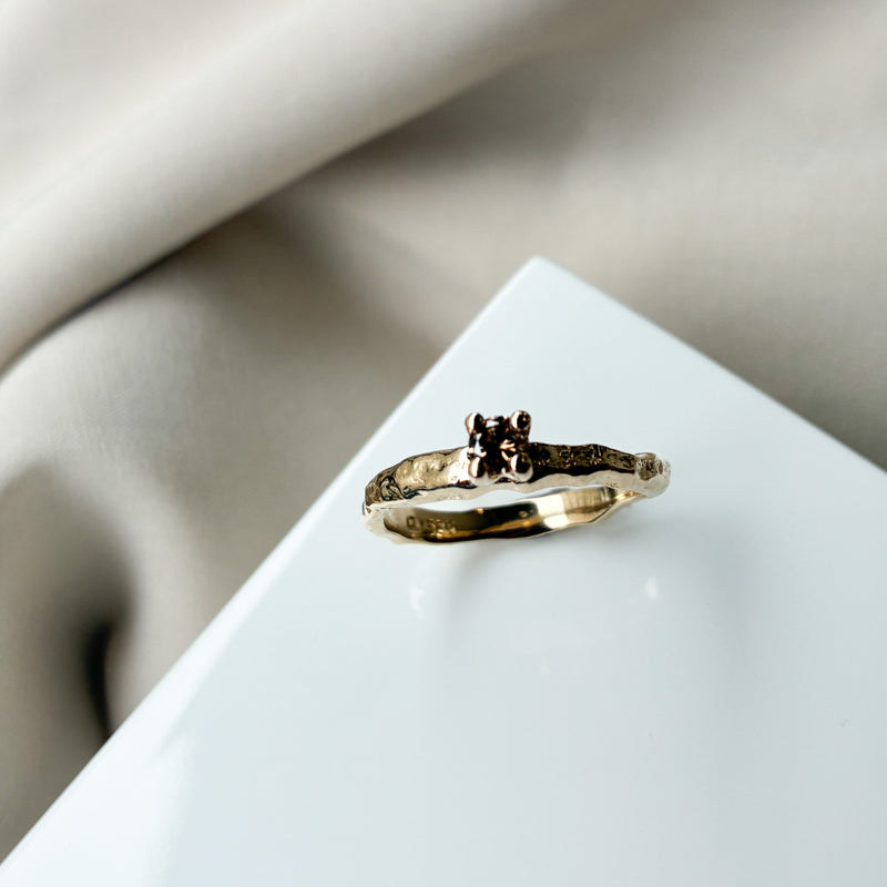 Solitairering i 14 karat guld med en 0,15 ct mørk champagnediamant