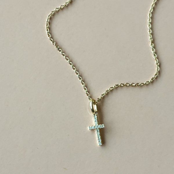 Virkelig fint lille kors i 14 karat guld med små diamanter