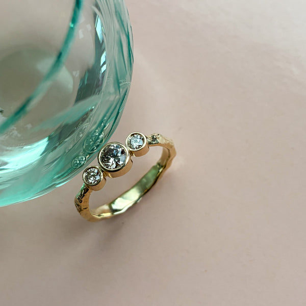 Merkur trestensring i 14 karat guld med 0,42 ct champagnefarvede diamanter