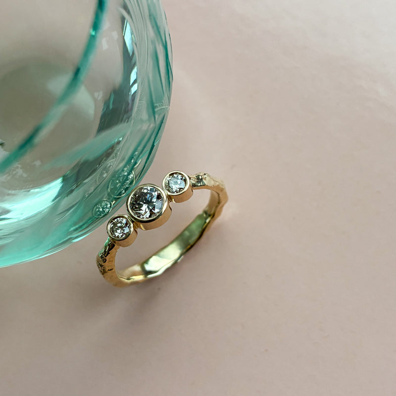 Merkur trestensring i 14 karat guld med 0,42 ct champagnefarvede diamanter