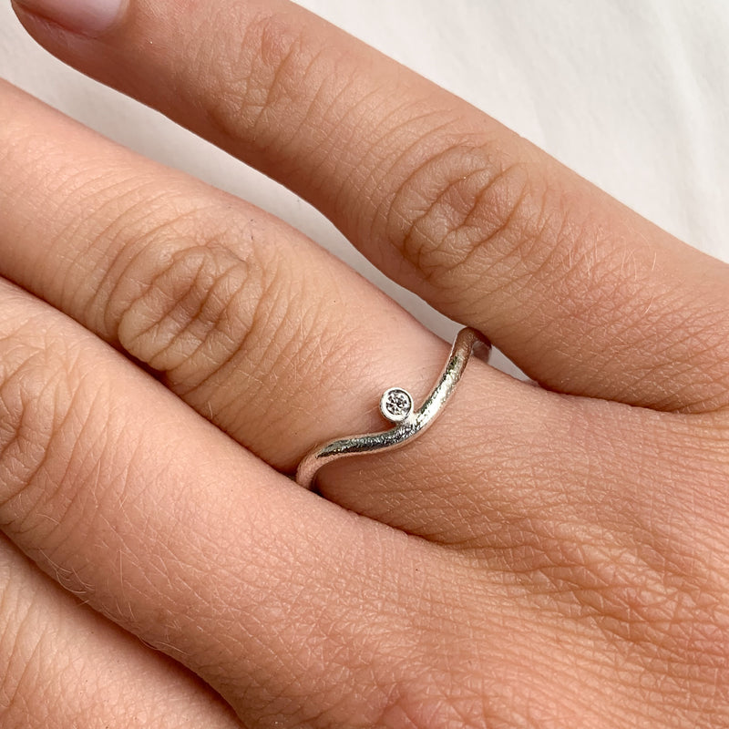 Curve ring i sølv med en 0,02 ct champagne diamant