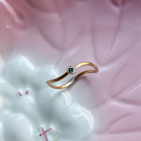 Curve ring i 14 karat guld med 0,03 ct Pine diamant