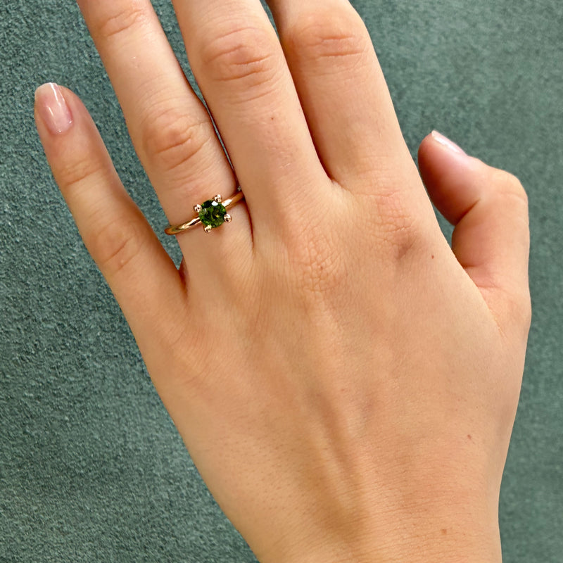 Solitairering i 14 karat guld med en grøn turmalin på 0,90 ct