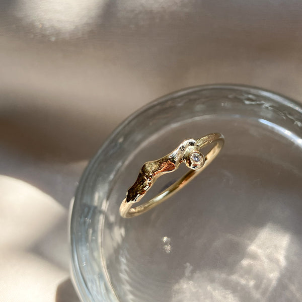 Thetys ring i 14 karat guld med en 0,02 ct champagnefarvet diamant