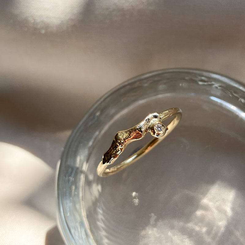 Thetys ring i 14 karat guld med en 0,02 ct champagnefarvet diamant