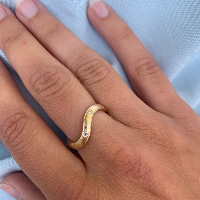 Wave ring i 14 karat guld med i alt 0,03 ct tw/vs diamanter