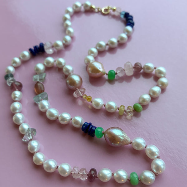 Colour Drop perlecollier med lås i 14 karat guld, ferskvandsperler og forskellige farvede ædelstene