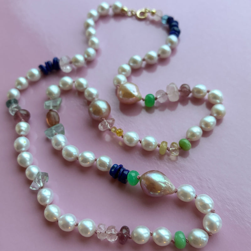 Colour Drop perlecollier med lås i 14 karat guld, ferskvandsperler og forskellige farvede ædelstene