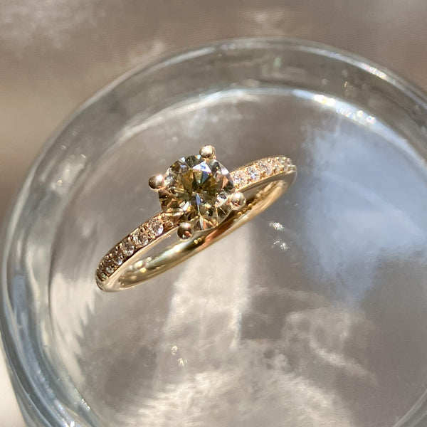 Klassisk prinsessering med i alt 1 ct champagne og hvide diamanter