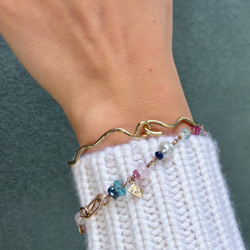 Confettiarmbånd i 14 karat guld med ædelsten og ferskvandsperler