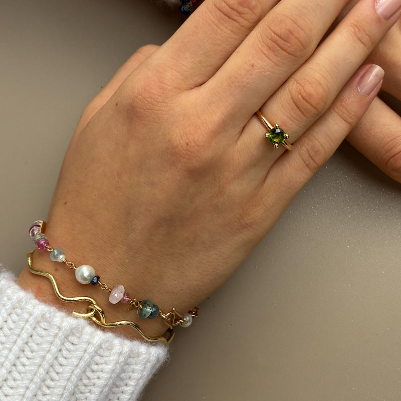 Solitairering i 14 karat guld med en grøn turmalin på 0,90 ct