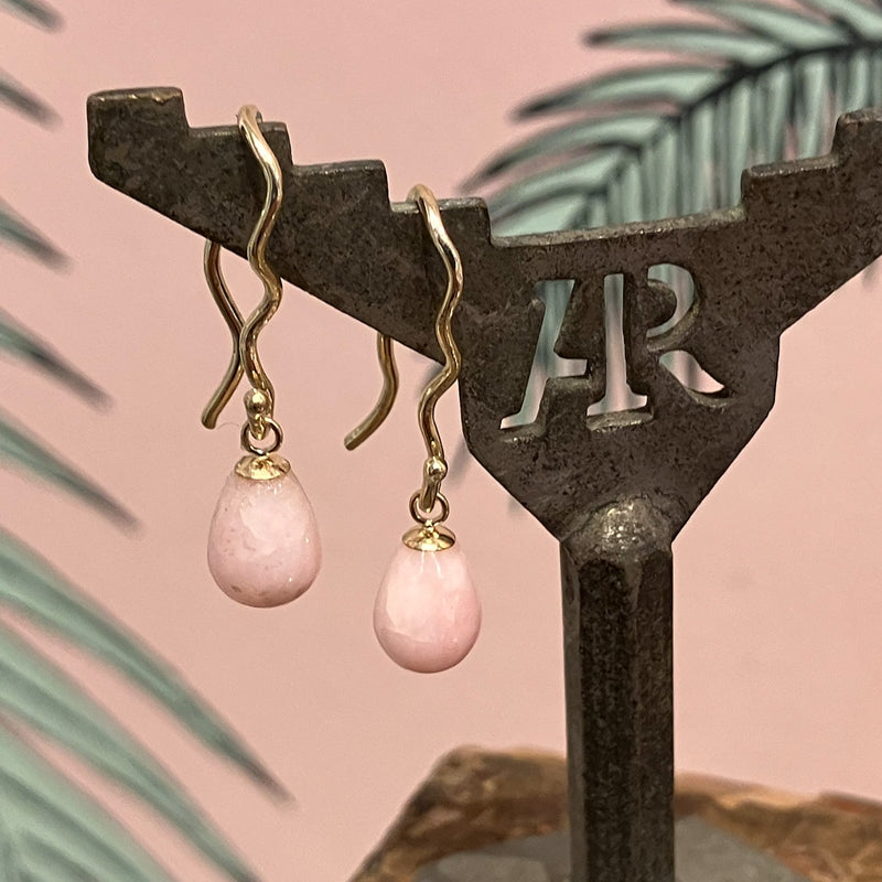 Skifteørebøjler i 14 karat guld med pink koralvedhæng