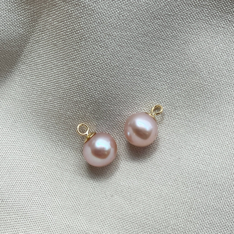 Skifteørebøjler i 14 karat guld med lyserøde ferskvandsperlevedhæng