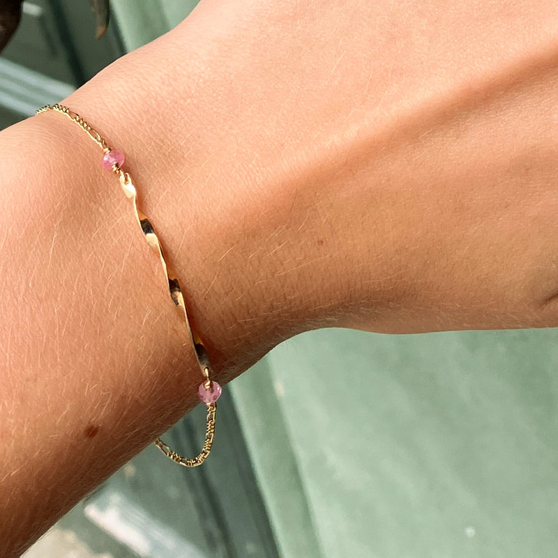 Figaro armbånd i 14 karat guld med twisted plade og fine lyserøde safirer