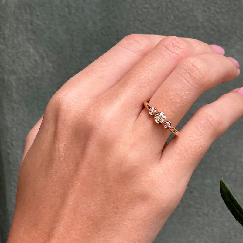 Valentina ring i 14 karat guld med lyserøde og champagnediamanter på i alt 0,43 ct