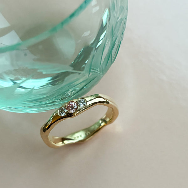 Galatea organisk ring i 14 karat guld med pink og champagnediamanter