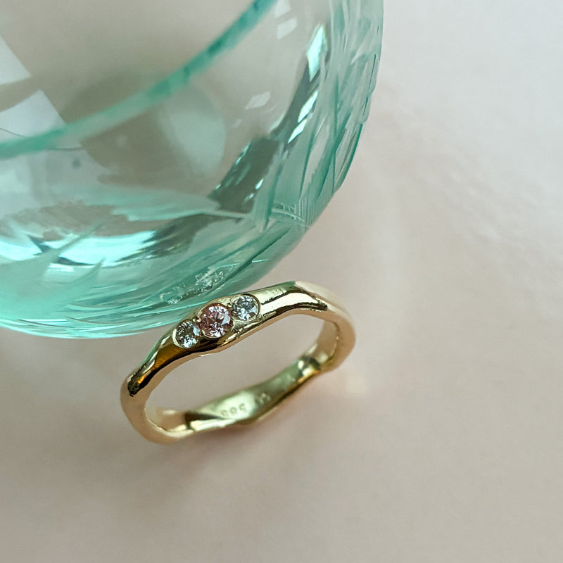 Galatea organisk ring i 14 karat guld med pink og champagnediamanter