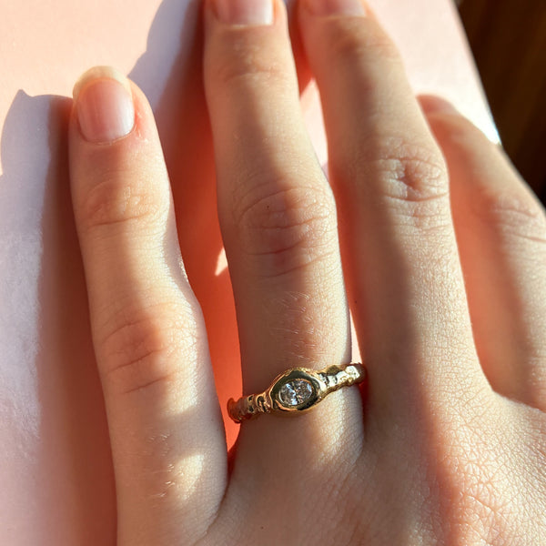 Astra organisk ring i 14 karat guld med en 0,15 ct tw/vvs oval diamant