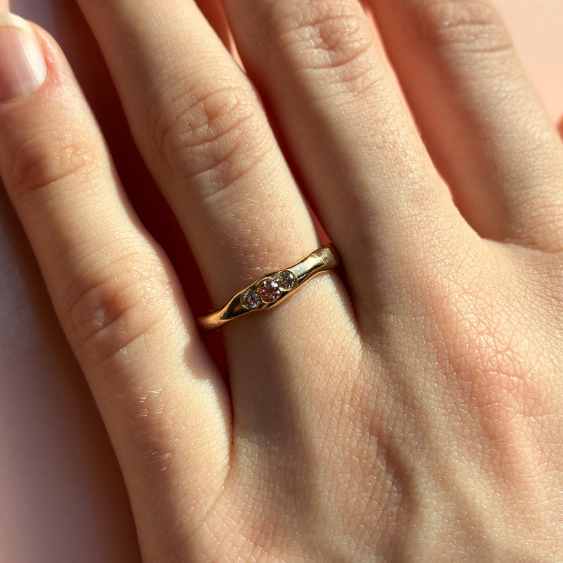 Galatea organisk ring i 14 karat guld med pink og champagnediamanter