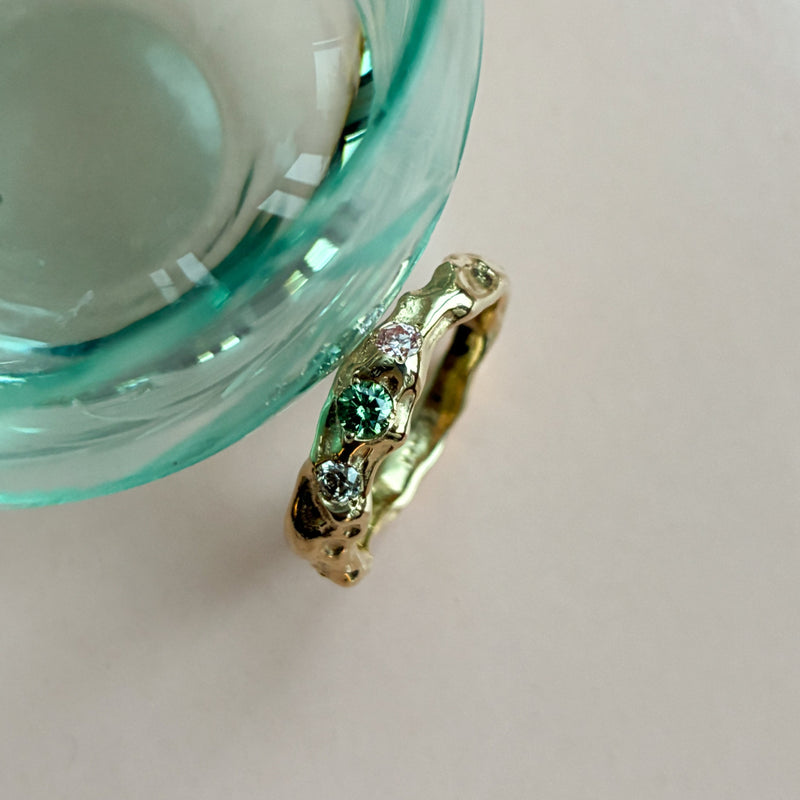 Atlas ring i 14 karat guld med grøn, pink og champagnefarvede diamanter