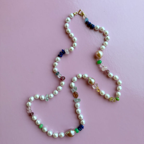 Colour Drop perlecollier med lås i 14 karat guld, ferskvandsperler og forskellige farvede ædelstene