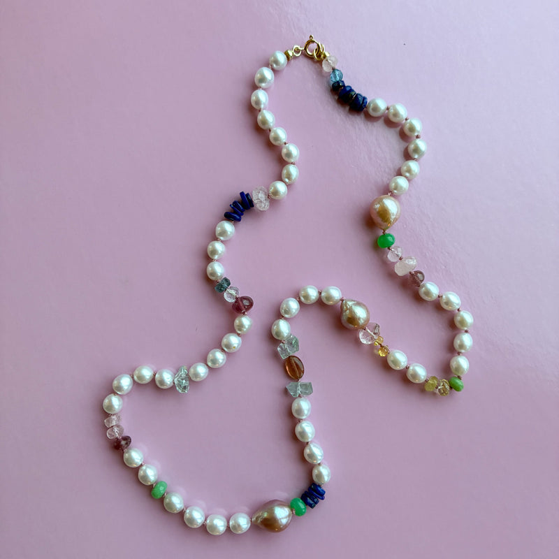 Colour Drop perlecollier med lås i 14 karat guld, ferskvandsperler og forskellige farvede ædelstene