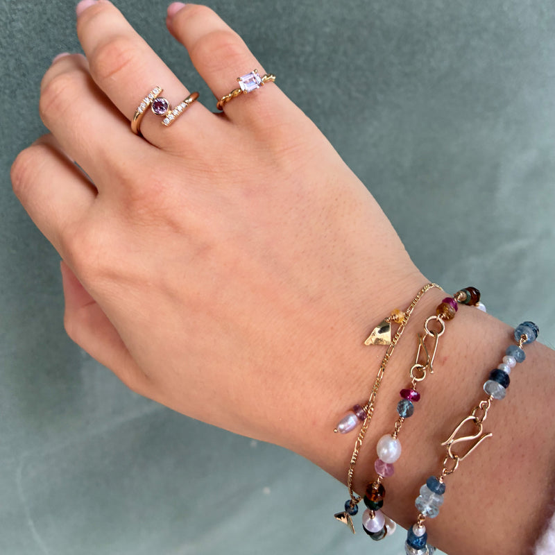 Esmeralda charmsarmbånd i 14 karat guld med safirer