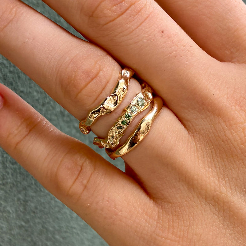 Thalassa organisk ring i 14 karat guld med 0,12 ct grønne diamanter