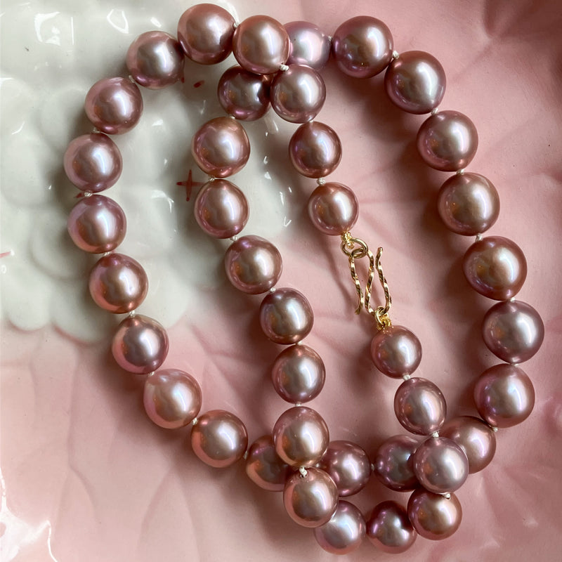 Perlecollier med lyserøde ferskvandsperler og twisted S-lås i 14 karat guld