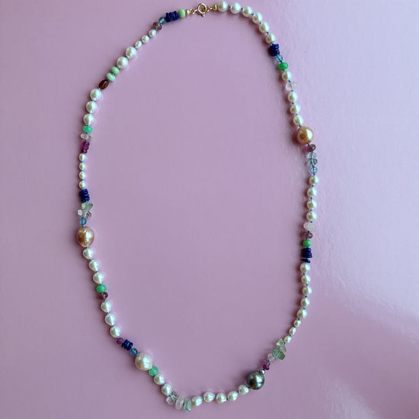 Colour Drop perlecollier med lås i 14 karat guld, ferskvandsperler, tahitiperle og farvede ædelstene