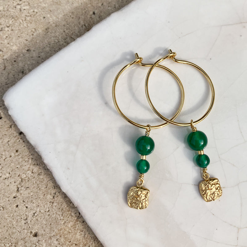 Alma creoler i forgyldt sølv med grønne agater