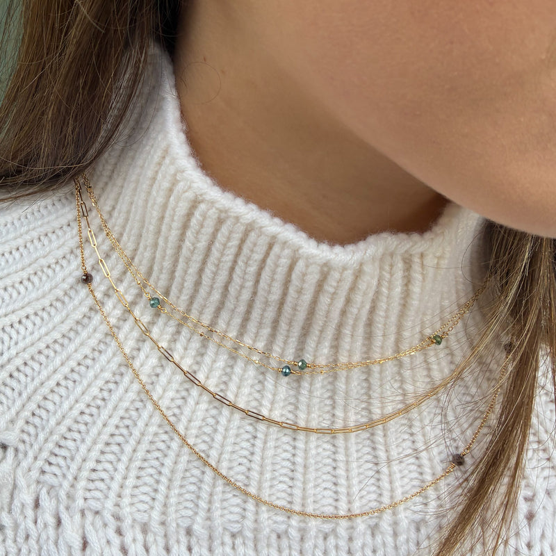 Halskæde i 18 karat guld med grønne og blå facetterede diamanter