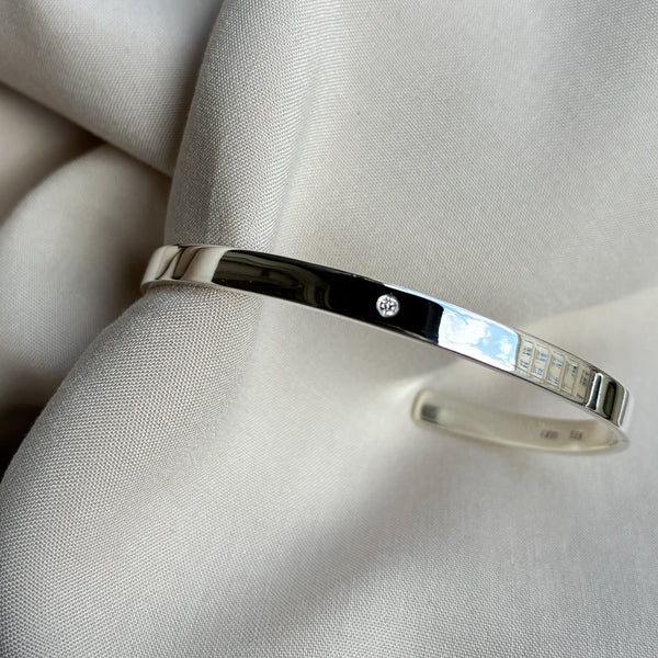 Cuffarmbånd i blankt sølv med en 0,02 ct champagnefarvet diamant