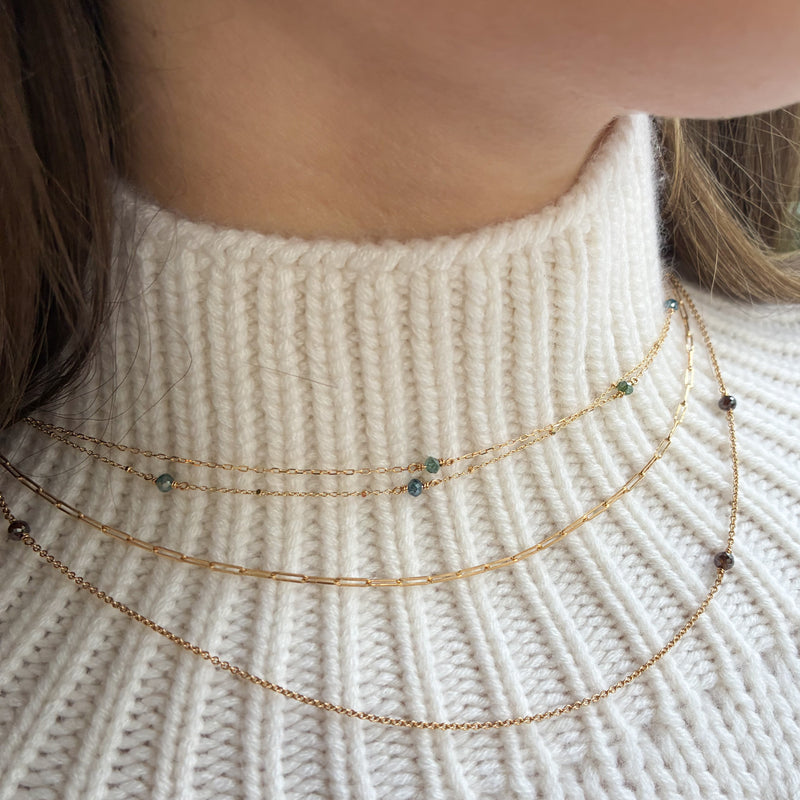 Saturn halskæde i 18 karat guld med blå facetterede diamanter