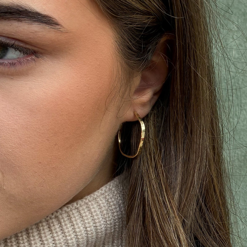 Karla hammerslåede hoops i 14 karat guld