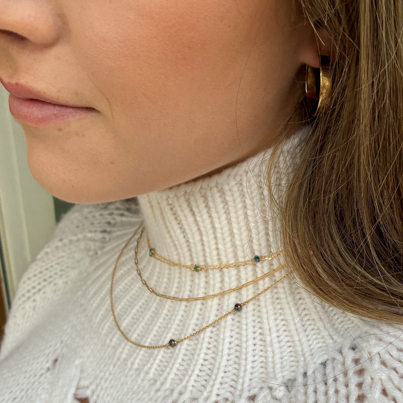 Saturn halskæde i 18 karat guld med blå facetterede diamanter