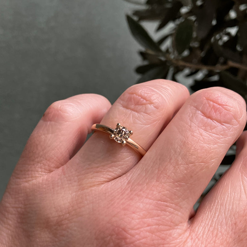 Solitairering i 14 karat guld med en 0,60 ct champagnediamant