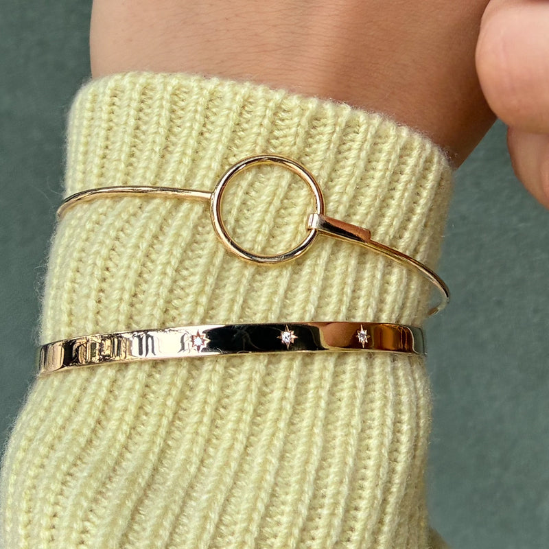 Cuff armbånd i 14 karat guld med diamanter i stjernefatninger