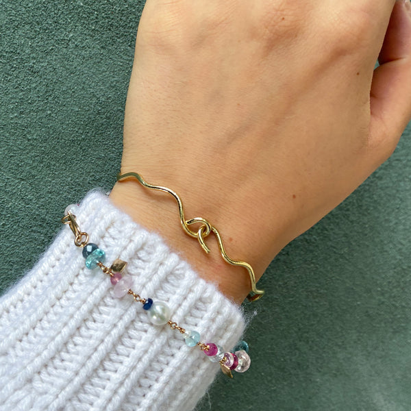 Confettiarmbånd i 14 karat guld med ædelsten og ferskvandsperler