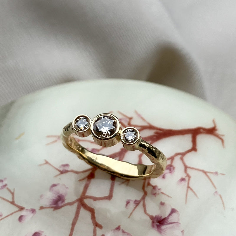 Merkur trestensring i 14 karat guld med 0,42 ct champagnefarvede diamanter