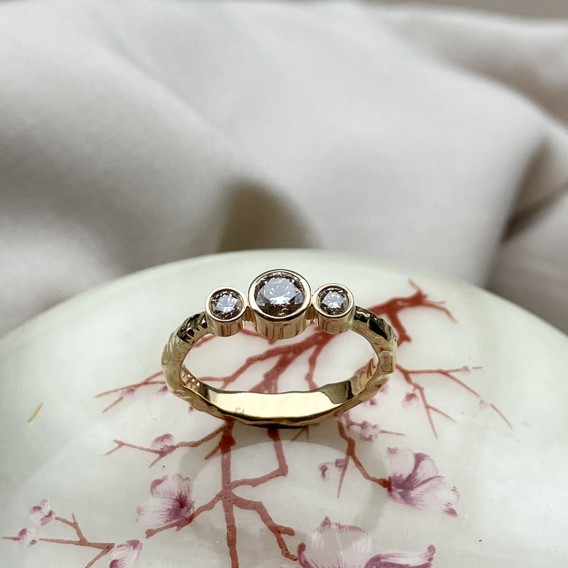 Merkur trestensring i 14 karat guld med 0,42 ct champagnefarvede diamanter