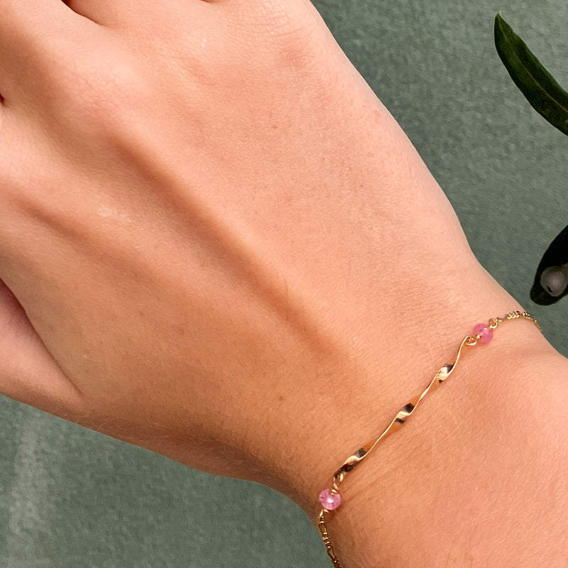 Figaro armbånd i 14 karat guld med twisted plade og fine lyserøde safirer